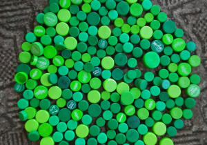 "kropka" wykonana z zielonych nakrętek od butelek